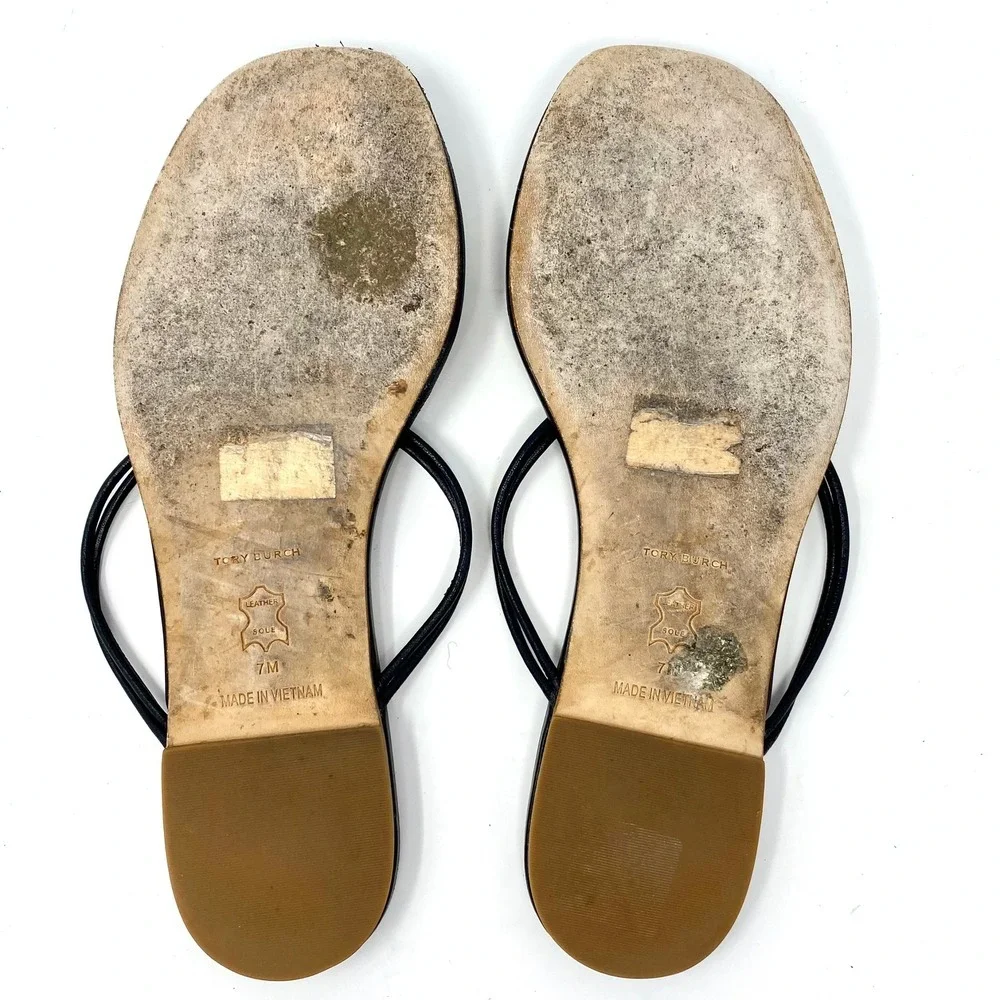TORY BURCH BLACK LEATHER HAMMERED GOLD DISC THONG SANDALS SIZE 7